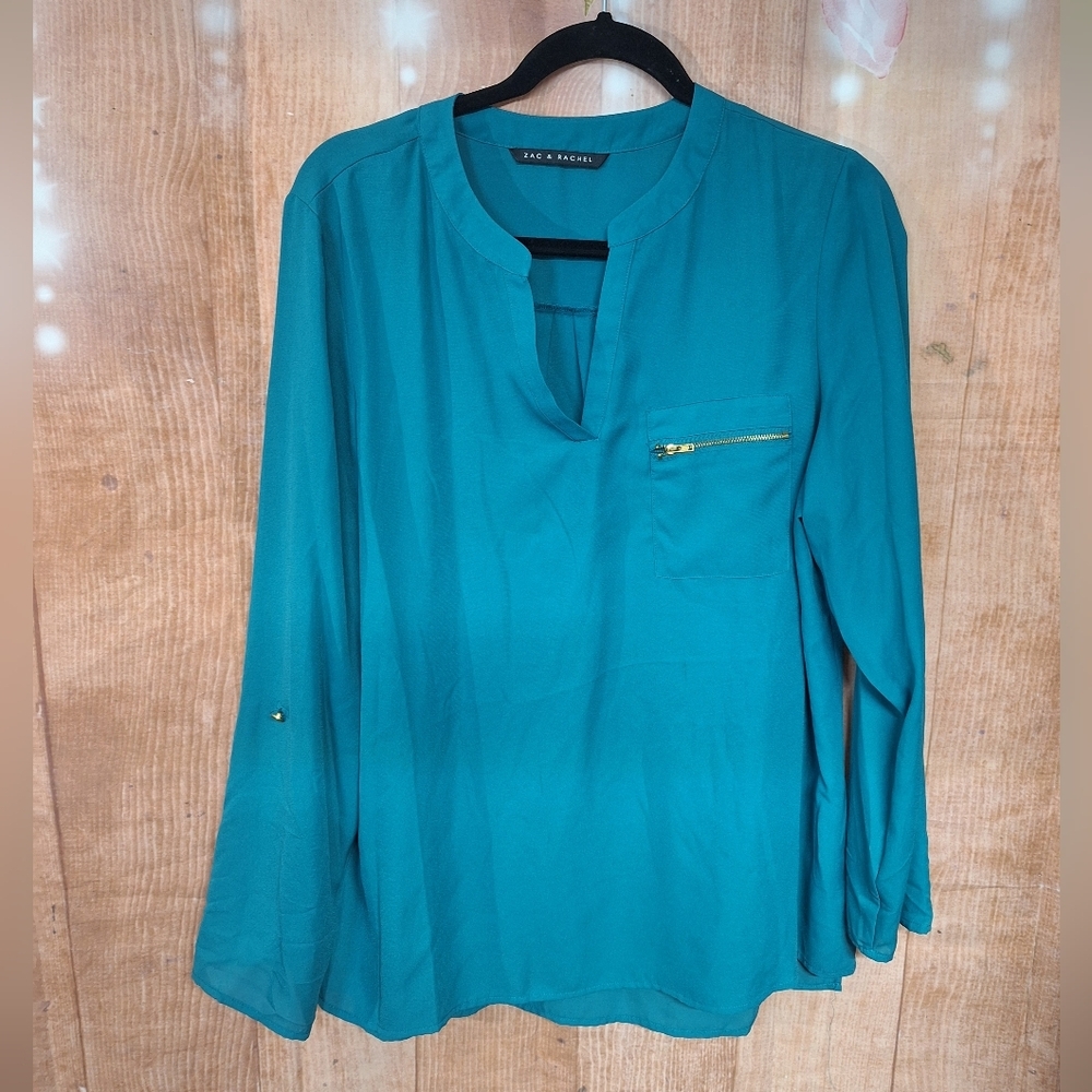 Zac and Rachel blue v-neck blouse size large